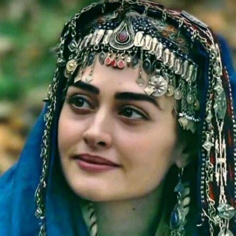 Pin By Shahmir Bhullar On Esra Bilgic In 2020 Beauty Portrait Muslim Beauty Turkish Women