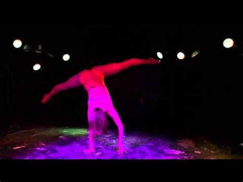 Compleet anders dan mijn piano muziek, heb ik voor deze. Cabaret de la Petite Mort- Contortionist - YouTube