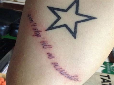 In fact, the british singer even has one dedicated to the american football team, the green. Harry Styles Star Tattoo On Inner Arm - Inofashionstyle.com