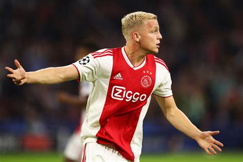 Donny van de beek of manchester united in action during a first team. 'Zaakwaarnemer Van de Beek krijgt telefoontjes van Chelsea ...