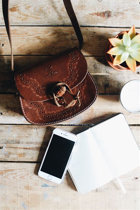 Im vergleich zur normalen handtasche zeichnen sich schultertaschen durch einen großen schultergurt aus, durch welchen sich das gewicht der tasche angenehm auf der schulter verteilt. Sammy Kleine Umhängetasche Handtasche Ledertasche Braun ...