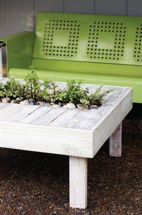 Reclaimed Pallets Table With Images Diy Patio Diy Garden Projects