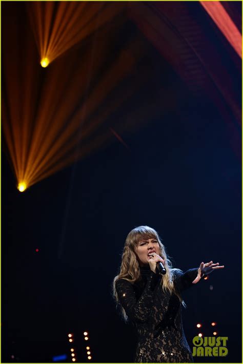 Taylor Swift Opens Rock And Roll Hall Of Fame Induction Ceremony While