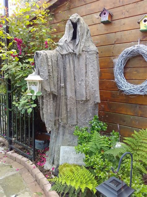 20 Cloaked Ghosts Halloween Yard Decoration