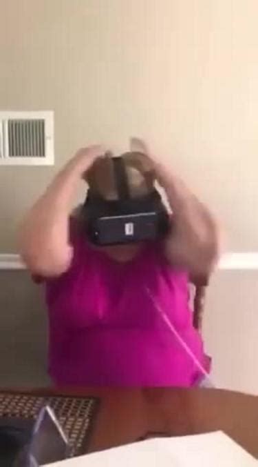 Mamie s essaye à la réalité virtuelle