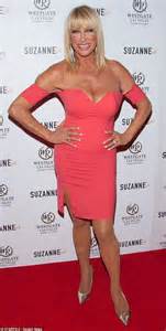 Still Sizzling Suzanne Somers 68 Busts Out The Cleavage In Clingy