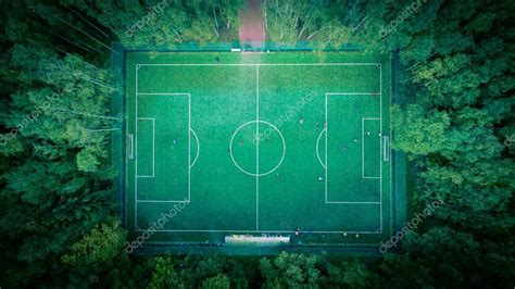 En plan, vanligtvis bestående av gräs, konstgräs eller grus, avsedd att spela fotboll på. Mescherskiy Park fotbollsplan — Stockfotografi © sm00th ...