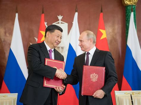 普京（粵拼：pou2 ging1） （владимир владимирович путин，1952年10月7號—）係第二任俄羅斯總統。 佢喺1999年8月俾當時嘅總統葉利欽揾去做俄羅斯總理，同年12月31號葉利欽唔撈，普京成為代總統。 习近平同俄罗斯总统普京举行会谈 - 中国日报网