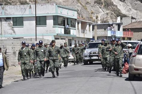 El presidente decretó el estado de excepción para contener la fuerte huelga contra el decreto que sube los precios de los combustibles. Rafael Correa declara el estado de excepción para afrontar ...