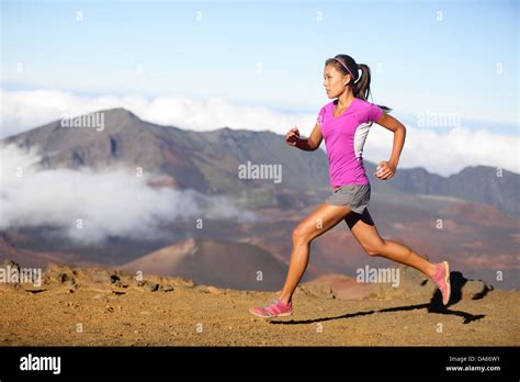 Ejecutando Atleta Femenina Mujer Trail Runner Sprints De Xito