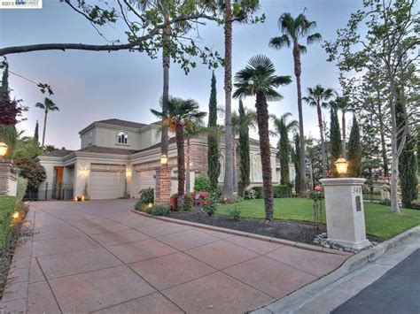 motley crue frontman vince neil selling stately mansion   american luxury