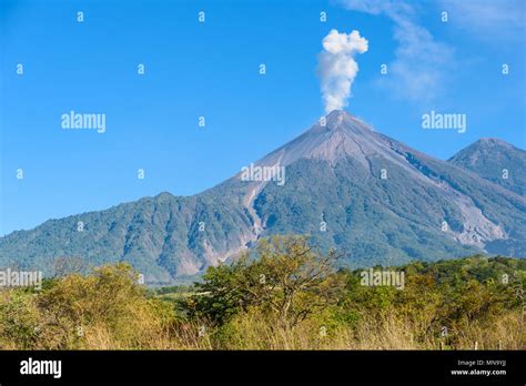 Increíble El volcán de Fuego durante una erupción en el Volcán