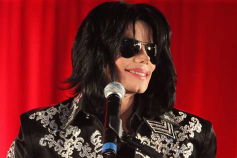 Michael Jacksons Estate Suing Over Photo Auction
