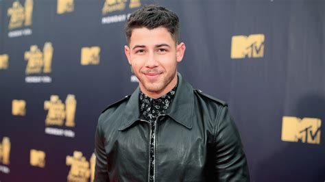 Grammys 2020 Nick Jonas Explains What Was Stuck In His Teeth During