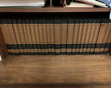 1977 World Book Encyclopedia Full Set 22 Volumes with Index + 1977 Year