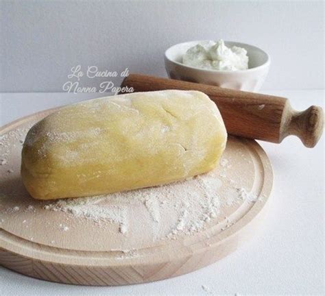 La pasta frolla allo yogurt è un'altra delle ricette che ho preparato per consumare lo yogurt che avevo in frigo. Pasta frolla allo yogurt | Ricette, Pasti italiani ...