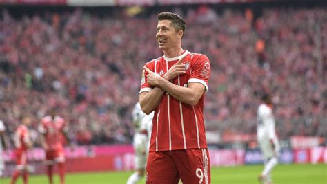 Robert lewandowski celebrates his winning goal against real madrid. Lewandowski sets Bundesliga record : Official FC Bayern ...