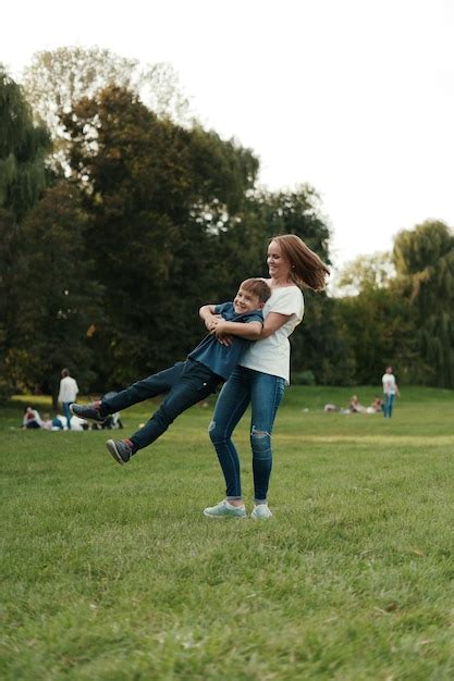 Madre E Hijo Jugando En El Parque Foto Gratis
