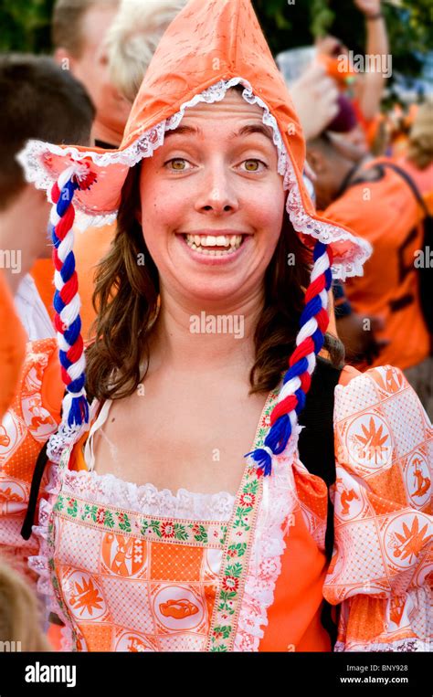 Une Jeune Femme Portant Le Costume Traditionnel Néerlandais Photo Stock Alamy