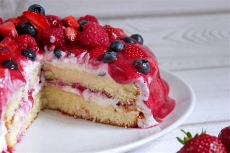 Eine fruchtige note dank beeren runden den geschmack des kuchens ab. Line backt sommerliche Beeren-Quark-Torte | Line backt ...