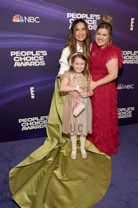 Kelly Clarkson Enjoys Date Night With Daughter River Rose At 2022 Peoples Choice Awards Abc