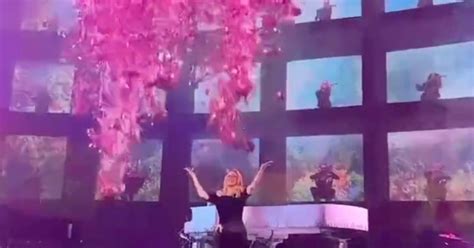 adele s mind blowing vanishing act at the end of her las vegas show is pure wizardry