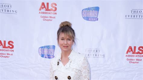 Renée Zellweger Hits The Red Carpet For A Good Cause