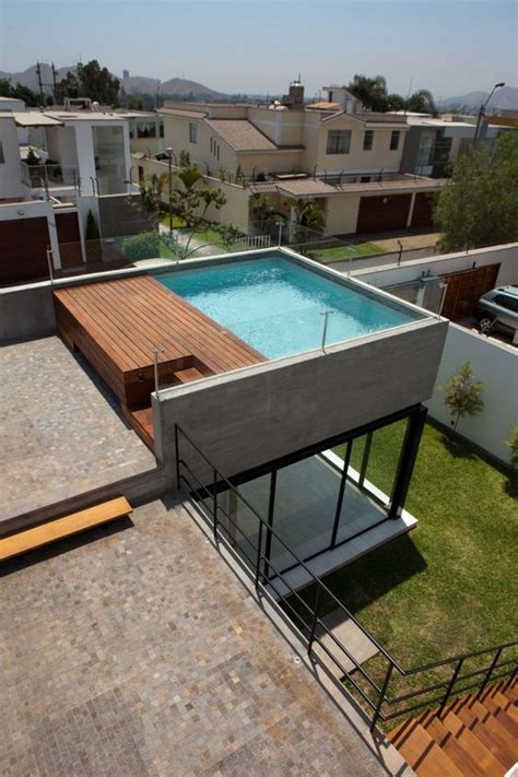 De dos pisos con acabados en piedra y madera, amplios balcones y terrazas. Pin de Bexel Internacional en LA PISCINE | Casas con ...