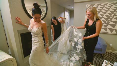 Nikki Bella Tries On Wedding Dresses For The First Time Total Divas