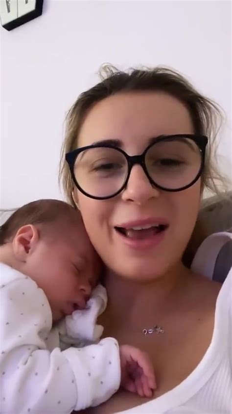 Dani Dyer Hits Back At Mum Shamers Saying It S Her First Time Using A Sling With Baby Santiago