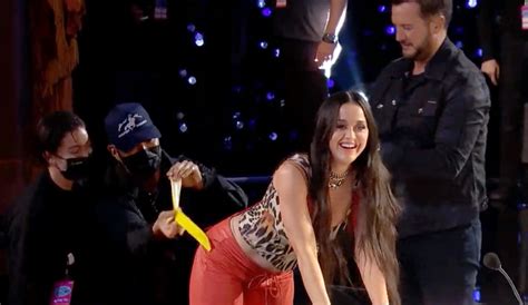 Oops Katy Perrys Jeans Rip Open As She Twerks On Stage Revealing Her Underwear Wowi News
