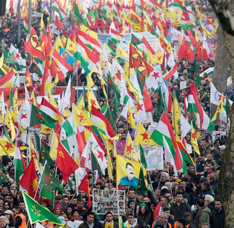 Kurden-Demo: Tausende protestieren in Köln – Polizei löst Demo auf - WELT