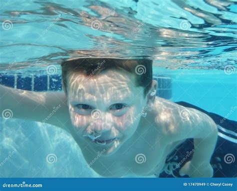 Junge Jungenschwimmen Unterwasser Stockbild Bild Von Junge Tourismus