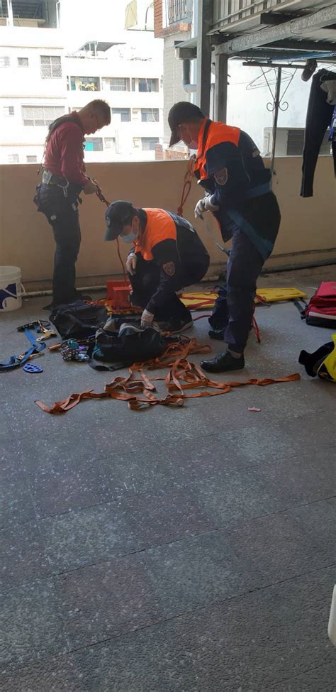 To fall off a building. 命大!高市女子4樓墜樓 剛好掉落隔壁2樓屋頂送醫無生命危險 - 高雄市 - 自由時報電子報