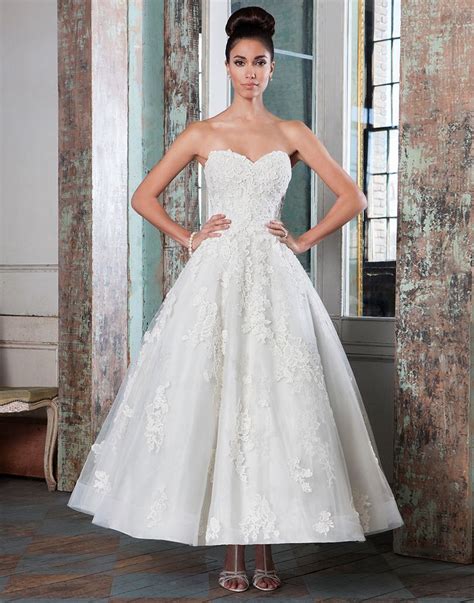 Wedding cakes were three tiered and very traditional; 20 Chic 1950s Inspired Wedding Dresses : Chic Vintage Brides