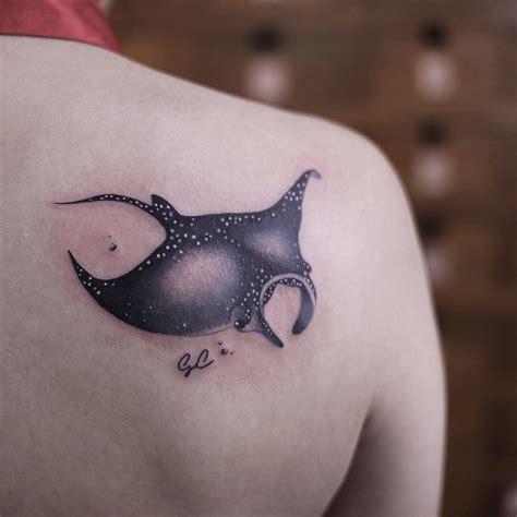12 Gorgeous Stingray Tattoos Youll Want To Get Inked Asap Pez
