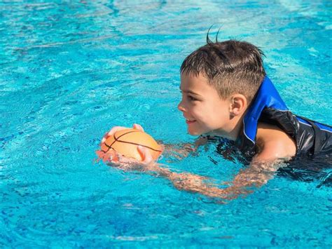 ¿cómo Practicar Natación Con Un Niño Sin Abrumarlo Hubsports