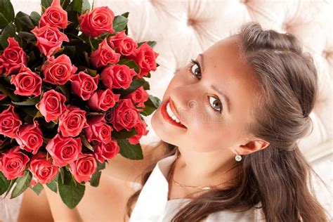Belle Femme Avec Un Bouquet Des Roses Photo Stock Image Du Bonheur