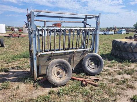 Manual Squeeze Chute With Tiresspindles Adam Marshall Land And Auction