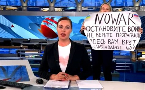 russian state tv producer interrupts prime time news with an anti war sign know your meme