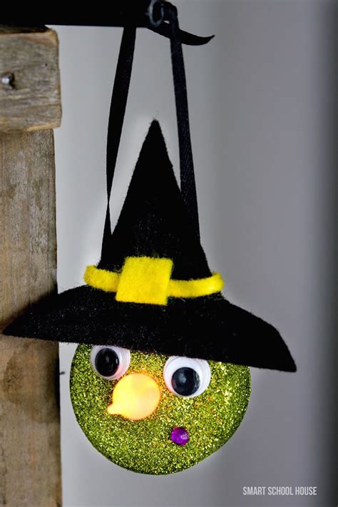 You don't need a lot of supplies, hardly any at all. 65 Easy Halloween Crafts You Can DIY to Haunt Your Home This Season | Cute halloween decorations ...