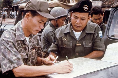 Guerre Du Viêt Nam 1965 Un Sergent Et Un Commandant Prépar Flickr