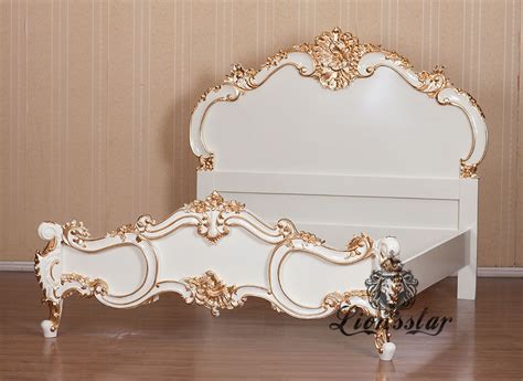 Wenn im schlafzimmer der barock wieder aufblüht muss sich auch das bett an den luxus dieser epoche anpassen. Louis Bett Barock Weiß Gold | Lionsstar GmbH