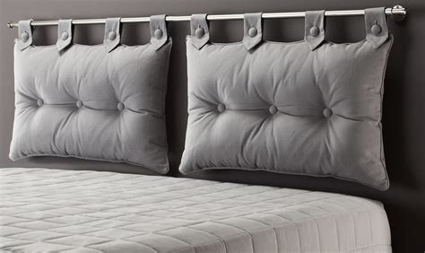 Blanc la couronne de fleurs possède un élastique derrière qui permet d'enlever la couronne. tete de lit avec coussin