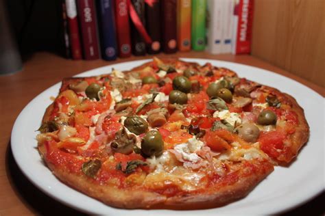 Se caracteriza por hacer platos, generalmente, de cocina italiana y cocina oriental. La Cocina de Tarta de Fresa: Pizza casera De Jamie Oliver