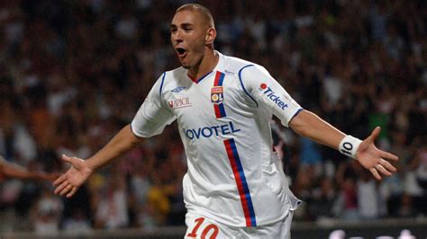 Kebencian giroud pada benzema membuat dia ogah mengenakan seragam lyon, klub yang terhubung baik dengan striker los blancos itu. Karim Benzema Lyon - Goal.com