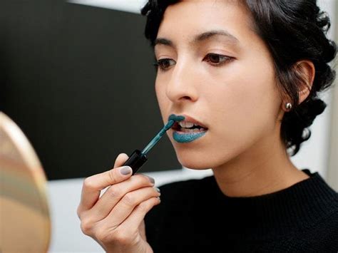 Bibir berwarna hitam atau gelap meski sudah memakai lip balm atau lip gloss memang agaknya mengganggu penampilan. 5 Cara Menghilangkan Bibir Hitam Ampuh Secara Cepat dan Alami