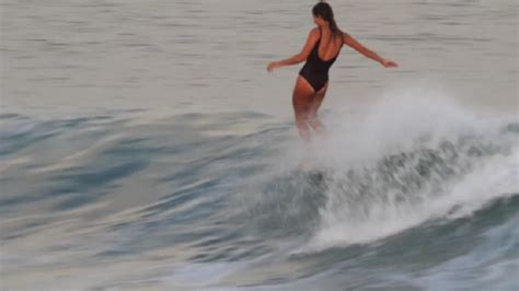Inner Wild Sarah Brady Célèbre à Nouveau Le Surf Féminin Surf Session