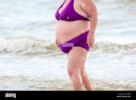 Fat Lady On Beach Fotos Und Bildmaterial In Hoher Aufl Sung Alamy