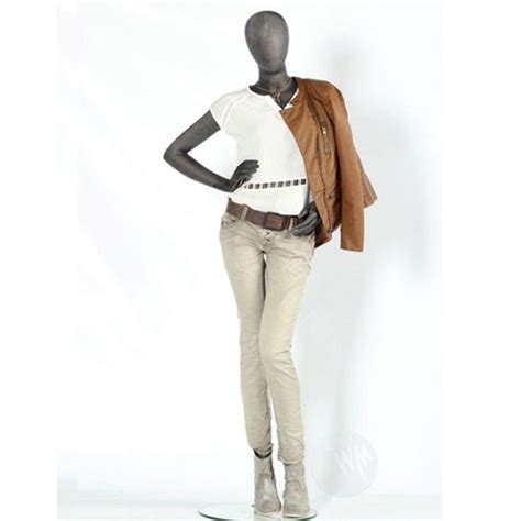 Homme, femme ou enfant, le mannequin vitrine se plie à vos besoins et exigences. Mannequin vitrine abstraite pf04